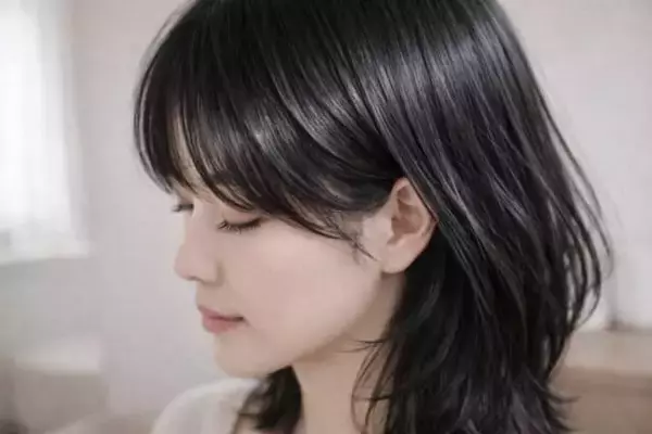 「2026年は「黒髪回帰」へ。重見えしない“透けブラック”で整える大人の旬顔ヘアカラー＆白髪対策」の画像