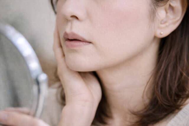 ちゃんとメイクしてるのに老けて見える…。大人世代が無意識にやりがちな「逆効果メイク」