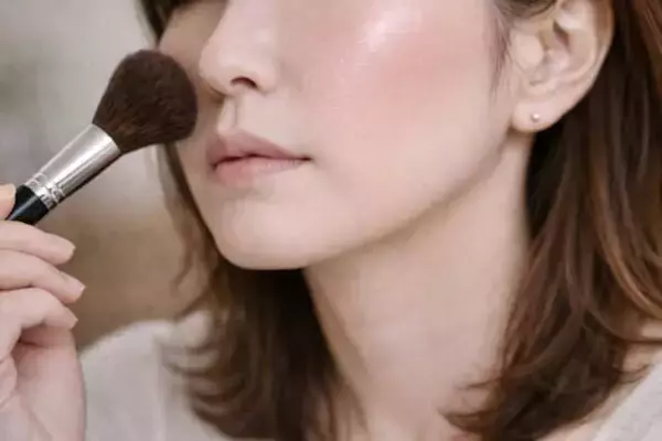 「ちゃんとメイクしてるのに老けて見える…。大人世代が無意識にやりがちな「逆効果メイク」」の画像