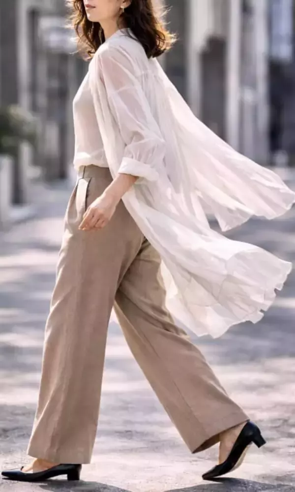 「【40代・50代】若見えする人は“重ね方が軽い”。差がつく「シアーコーデ」のコツ」の画像