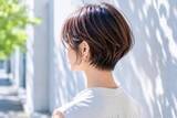 「ショートヘアがおしゃれに見えない…。2026夏に差がつく“横顔シルエット”の作り方」の画像1