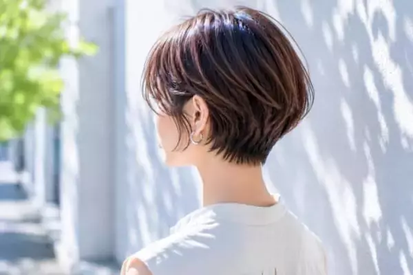 ショートヘアがおしゃれに見えない…。2026夏に差がつく“横顔シルエット”の作り方