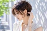 「ショートヘアがおしゃれに見えない…。2026夏に差がつく“横顔シルエット”の作り方」の画像2