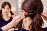 「年末のきちんとシーンに。大人が品よく見える「低めシニヨンヘア」の作り方」の画像2