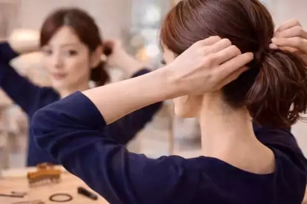 「年末のきちんとシーンに。大人が品よく見える「低めシニヨンヘア」の作り方」の画像