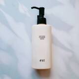 「スキンケアを頑張っても肌が変わらない人へ。大人肌を底上げする“実力派クレンジング”３選」の画像3