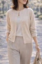 【40代・50代】アカ抜けの鍵は「ボタンの留め方」。カーディガンをおしゃれに着こなすコツ