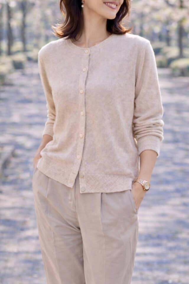 【40代・50代】アカ抜けの鍵は「ボタンの留め方」。カーディガンをおしゃれに着こなすコツ