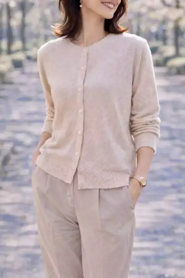 「【40代・50代】アカ抜けの鍵は「ボタンの留め方」。カーディガンをおしゃれに着こなすコツ」の画像