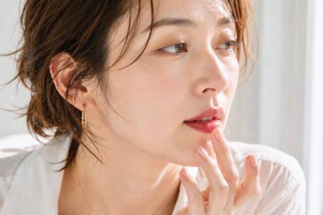春夏カジュアルに赤リップは浮く？大人世代が見直したい「口元バランス」