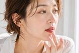 「春夏カジュアルに赤リップは浮く？大人世代が見直したい「口元バランス」」の画像2