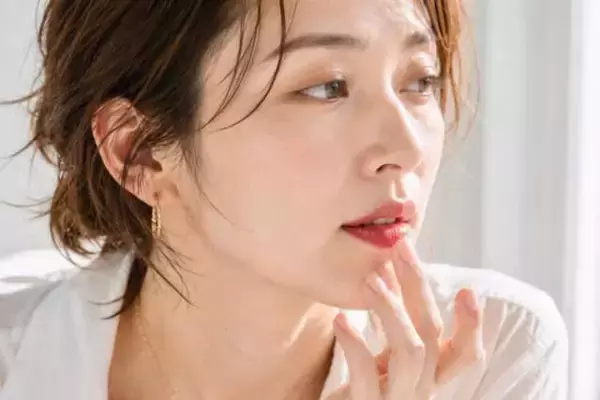 「春夏カジュアルに赤リップは浮く？大人世代が見直したい「口元バランス」」の画像