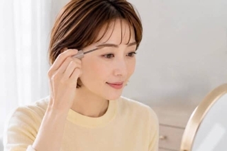 【40代・50代】表情がアカ抜けない原因は“描きすぎ眉”かも。今っぽい夏メイクの見直しポイント