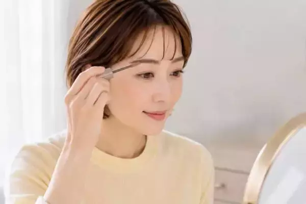 【40代・50代】表情がアカ抜けない原因は“描きすぎ眉”かも。今っぽい夏メイクの見直しポイント