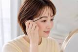 「【40代・50代】表情がアカ抜けない原因は“描きすぎ眉”かも。今っぽい夏メイクの見直しポイント」の画像2