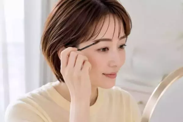 「【40代・50代】表情がアカ抜けない原因は“描きすぎ眉”かも。今っぽい夏メイクの見直しポイント」の画像