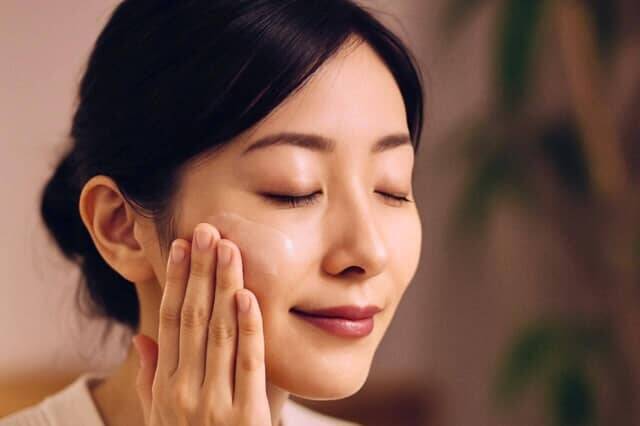「何しても乾く肌」に終止符！“翌朝ふっくらツヤ肌”を叶える【夜のスキンケア】３ステップ