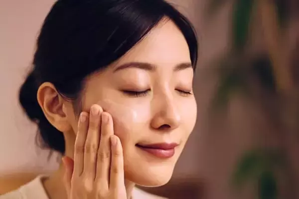 「「何しても乾く肌」に終止符！“翌朝ふっくらツヤ肌”を叶える【夜のスキンケア】３ステップ」の画像