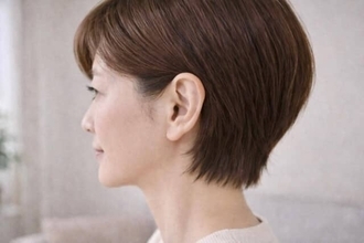 毎日同じスタイリングが逆効果。40代・50代のショートヘアが古見え“耳かけ固定”問題