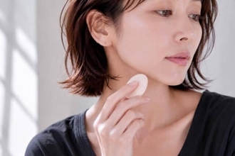 【40代・50代】自然と顔の印象が洗練される。今っぽいメイクが仕上がる“質感の方程式”