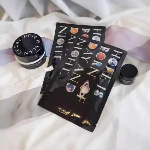 「冬の肌に“希望の光”を。KANEBOホリデー限定「クリーム＆美容液ファンデ」セット登場」の画像