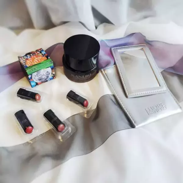 「冬の肌に“希望の光”を。KANEBOホリデー限定「クリーム＆美容液ファンデ」セット登場」の画像