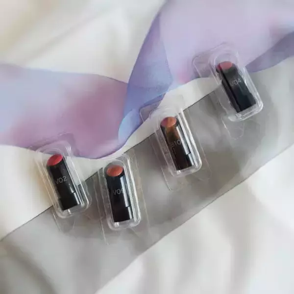 「冬の肌に“希望の光”を。KANEBOホリデー限定「クリーム＆美容液ファンデ」セット登場」の画像