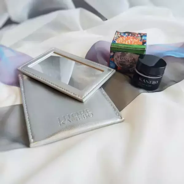 「冬の肌に“希望の光”を。KANEBOホリデー限定「クリーム＆美容液ファンデ」セット登場」の画像