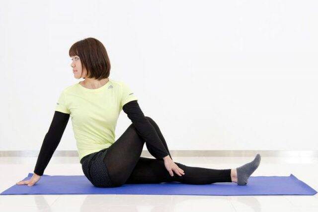 重だるウエストは“ねじり”で整える。１日３セット【腰まわりをリセットする】簡単ストレッチ