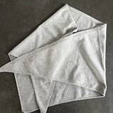 「肩に掛けるだけでこなれ感。簡単におしゃれを格上げ【GU】今季注目の「三角スカーフ」」の画像1