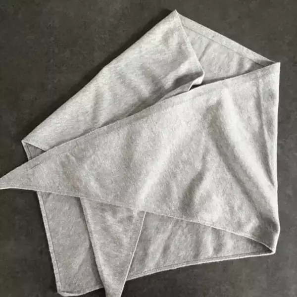 肩に掛けるだけでこなれ感。簡単におしゃれを格上げ【GU】今季注目の「三角スカーフ」