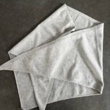 肩に掛けるだけでこなれ感。簡単におしゃれを格上げ【GU】今季注目の「三角スカーフ」