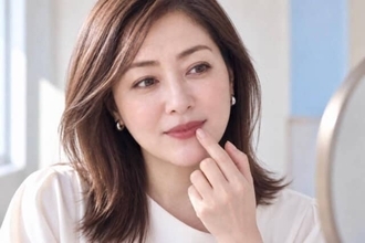 秋色リップが濃く見える？「中央からぼかす」塗り方で軽やかに仕上げて