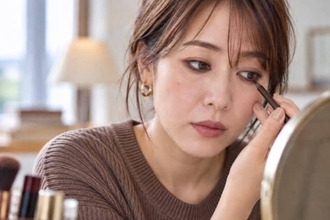 おしゃれのつもりが“おば見え”。2026秋、時代遅れに見られやすい「囲み目メイク」の共通点