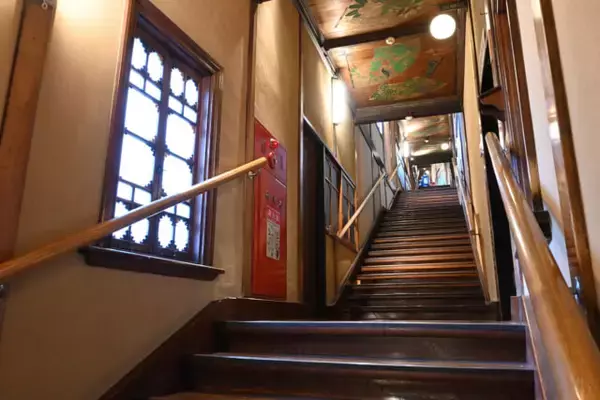 「美と自由が花開いた時代」。モダンガールと東京都指定有形文化財「百段階段」の展示会