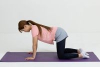 後ろ姿の老け見えは“肩甲骨の固さ”が原因。１日３セット【背中が締まる】簡単ストレッチ