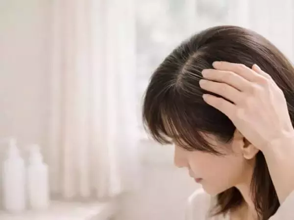 2026年は“隠さない”がキーワード。白髪と“共存”する「大人の旬顔ヘア」の作り方