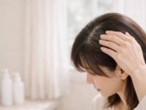 2026年は“隠さない”がキーワード。白髪と“共存”する「大人の旬顔ヘア」の作り方