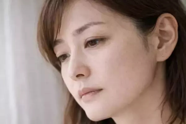 そのくすみ、血色じゃなく“角質の滞り”かも。大人のための「透明感リセット習慣」