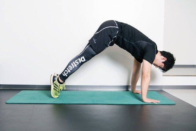 夕方になると脚が重い大人世代の“むくみ脚”をその日のうちに整える簡単エクササイズ…。