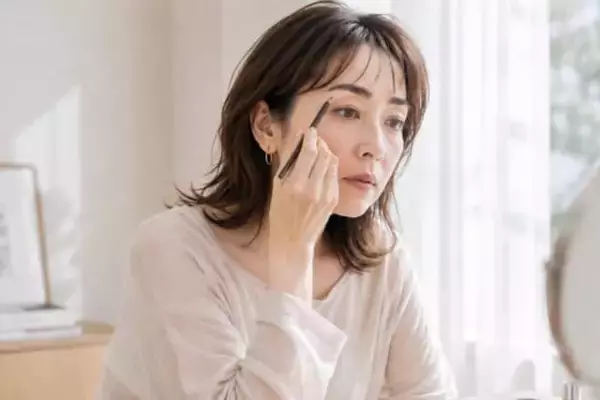 なんとなくメイクが古く見える…。40代・50代が見直したい“眉の太さと色”