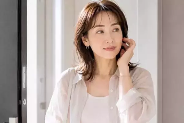 「なんとなくメイクが古く見える…。40代・50代が見直したい“眉の太さと色”」の画像