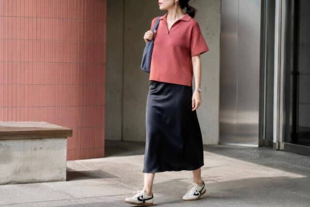手持ちトップスが秋らしく変わる。9月初めの「黒サテンスカート」はこう着る！大人の正解コーデ