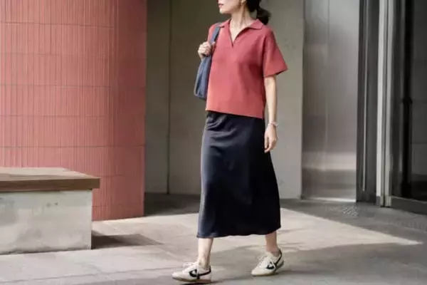 「手持ちトップスが秋らしく変わる。9月初めの「黒サテンスカート」はこう着る！大人の正解コーデ」の画像