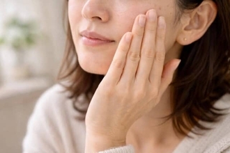 ファンデが浮く日は“肌の水分設計”がズレている。大人のベース崩れ対策