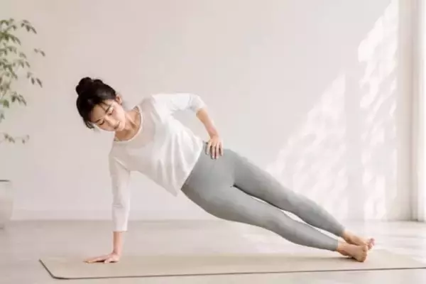 「“なんとなく太く見える”原因は体幹かも。腰まわりをスッキリ見せる簡単習慣」の画像