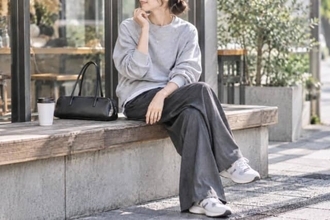 いつもの服が見違える。2026秋、大人コーデに効く「横長バッグ」の合わせ方