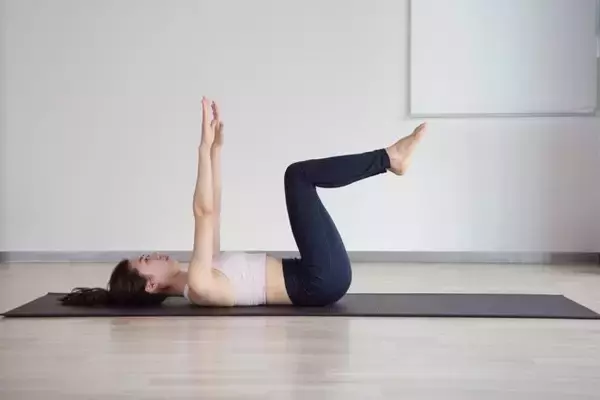 「人気モデルがこぞって取り組むダイエット法、続けるほどペタンコお腹が叶う簡単習慣など今週注目の話題」の画像