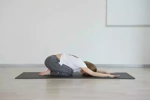 「夕方のパンパン感に終止符。１日１分【むくみリセット＆全身の巡りを整える】簡単ポーズ」の画像