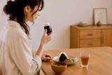 「【６ヶ月で−５kg】毎日やっていた“ながら食い習慣”をやめてみた結果」の画像2